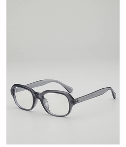 Détail de lunettes de soleil thé translucide avec charnières en métal et marquage intérieur