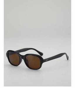 Gros plan sur des lunettes de soleil rétro noir thé avec rivets argentés et verres bruns