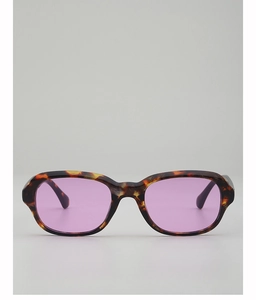 Gros plan de lunettes de soleil rétro écaillées avec verres violets transparents