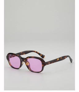 Détail de lunettes de soleil écaillées avec verres violets et rivets métalliques