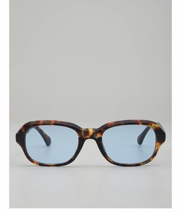 Gros plan des lunettes de soleil rétro écaillées avec des verres transparents bleu clair