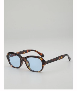 Gros plan de lunettes de soleil rétro en écaille avec des verres bleu clair