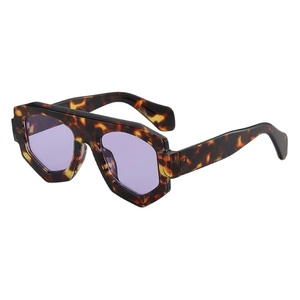 Lunettes de soleil écaillées irrégulières modernes avec verres violets translucides chic