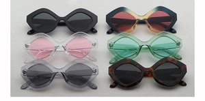 Vue à plat de lunettes de soleil géométriques surdimensionnées en six coloris