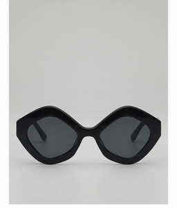 Vue frontale de lunettes de soleil noires avant-gardistes à monture épaisse irrégulière