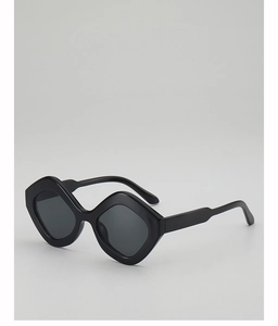 Détail de lunettes de soleil géométriques noires avec verres gris et charnières