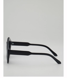 Vue latérale de lunettes de soleil oversize avec larges branches et monture géométrique