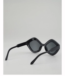 Gros plan détaillé sur des lunettes de soleil géométriques noires à verres gris foncés