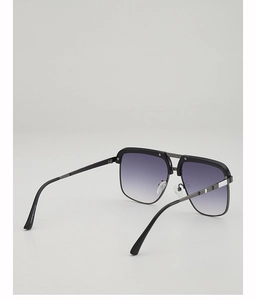 Detail of pilot sunglasses with double bridge and gradient lenses at 45-degree angle
