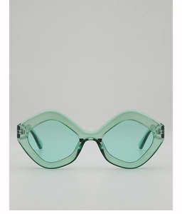 Détail de lunettes de soleil géométriques vert translucide avec monture en losange
