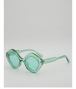 Détail de lunettes de soleil géométriques vert transparent avec monture épaisse en diamant