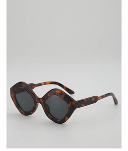 Détail des lunettes de soleil écaillées irrégulières avec monture épaisse et verres foncés