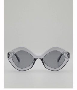 Détail de lunettes de soleil géométriques avant-gardistes avec monture gris transparent