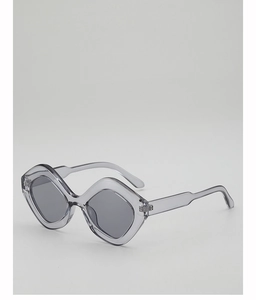 Vue macro des lunettes de soleil géométriques gris transparent à monture épaisse
