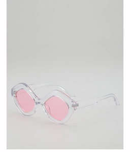 Détail de montures géométriques transparentes avec verres roses de style Y2K chic