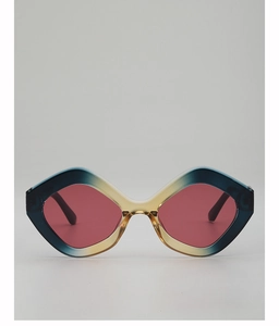 Détail de lunettes de soleil hexagonales avec monture dégradée bleu sarcelle et verres rouges