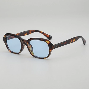 Lunettes de soleil vintage écaillées avec verres bleu clair vues d'un angle latéral