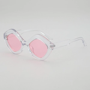 Lunettes de soleil Y2K irrégulières avec verres roses et monture transparente