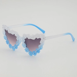 Heart-shaped kids sunglasses with daisy floral decor and gradient lenses for UV protection