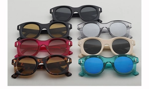 Plusieurs lunettes de soleil œil-de-chat colorées avec rivets métalliques argentés sur monture