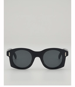 Vue de face de lunettes de soleil œil-de-chat noires avec rivets argentés verticaux