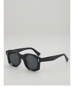 Vue latérale de lunettes de soleil œil-de-chat noires avec rivets métalliques sur la monture