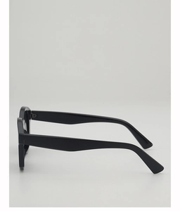 Vue latérale de lunettes de soleil œil de chat à monture noire avec des branches larges