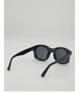 Vue détaillée latérale de lunettes de soleil œil-de-chat noires à monture épaisse