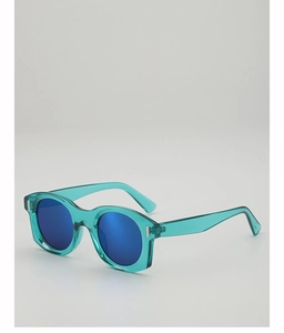 Gros plan sur des lunettes de soleil vert sarcelle avec des verres miroirs bleus