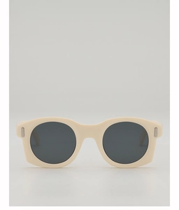 Vue de face de lunettes de soleil œil-de-chat crème avec détails en métal argenté