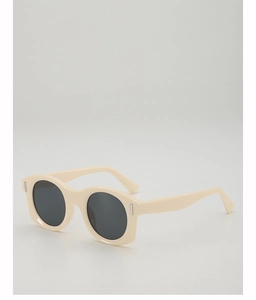 Détail de lunettes de soleil œil de chat rétro crème avec verres ronds et sombres