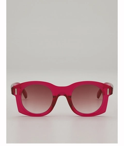 Détail de lunettes de soleil œil-de-chat roses tendance avec monture large et métal