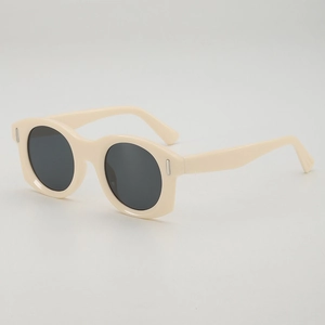 Lunettes de soleil œil de chat rétro beiges surdimensionnées avec verres foncés et rivets