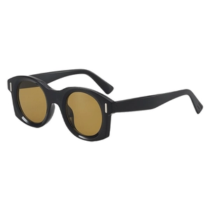 Lunettes de soleil œil-de-chat noires rétro avec verres ambrés et détails argentés