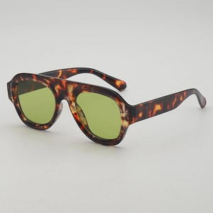 Retro oversized tortoiseshell aviator sunglasses with gradient lenses and a single bridge
