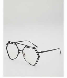 Detalle de montura de gafas geométrica negra con doble puente y diseño moderno