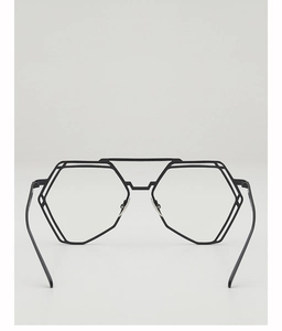 Detalle de la montura de gafas geométrica hexagonal negra de metal con doble línea