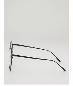 Vista lateral de monturas de gafas negras mate con diseño fino y forma poligonal