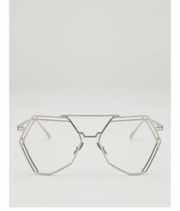 Detalle de montura de gafas geométrica en metal plateado con líneas dobles caladas