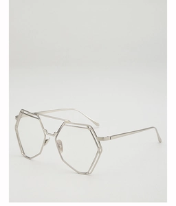 Detalle macro de gafas con montura metálica poligonal plateada y diseño hueco moderno