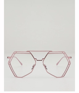 Detalle de montura de gafas geométrica en metal rosa con doble puente y diseño hexagonal