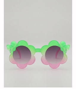 Detail of flower-shaped kids sunglasses with 2003 embossed bridge and gradient frames