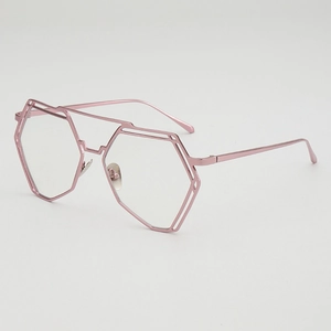 Montura de gafas geométrica irregular en metal oro rosa con doble puente, vista de 45 grados