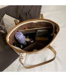 Interno spazioso di una borsa tote crema con spazio per tablet e oggetti di uso comune