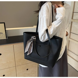 Dettaglio della borsa tote in pelle PU nera con foulard a scacchi e cuciture precise