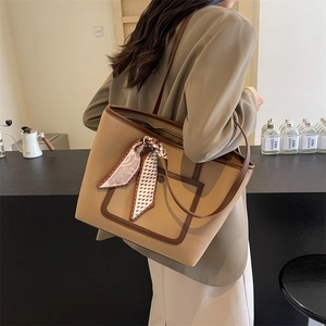 Borsa tote a contrasto in pelle beige con tasca marrone e foulard in seta