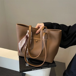 Borsa tote marrone in pelle con sciarpa di seta geometrica e tasca frontale a scatto