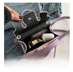 Vue intérieure d'un mini sac violet contenant du maquillage et des écouteurs sans fil