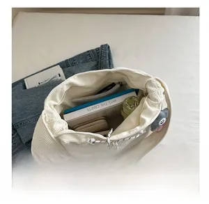 Détail du grand sac cabas en velours côtelé blanc avec fermeture à cordon à pois
