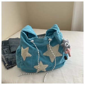 Détail du sac cabas en velours côtelé bleu avec étoiles en peluche et cordon de serrage